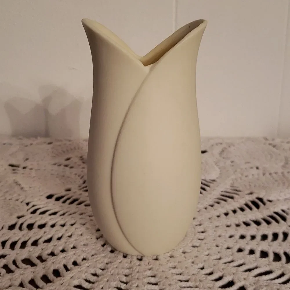 Lovely Vintage Jamestown China Tea Rose Ceramic Vase